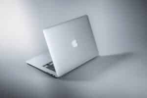 MacBook en escritorio blanco, seguridad informática