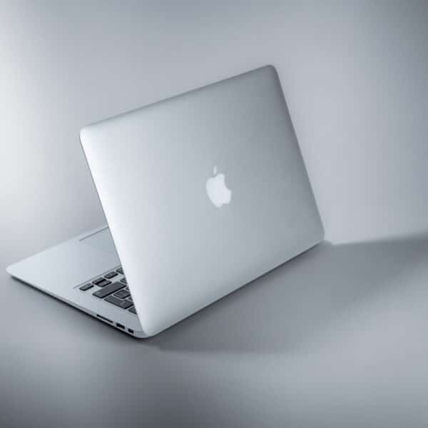 MacBook en escritorio blanco, seguridad informática