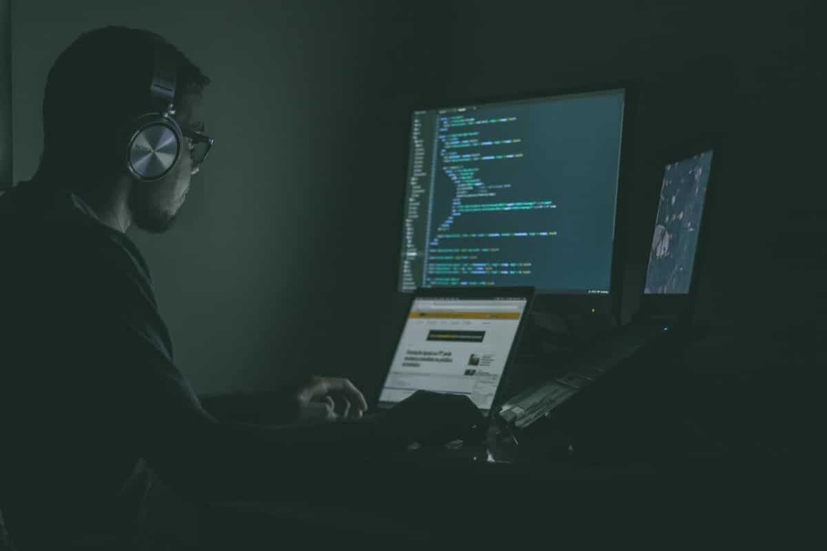 Persona usando laptop en oficina concepto seguridad informatica empresarial