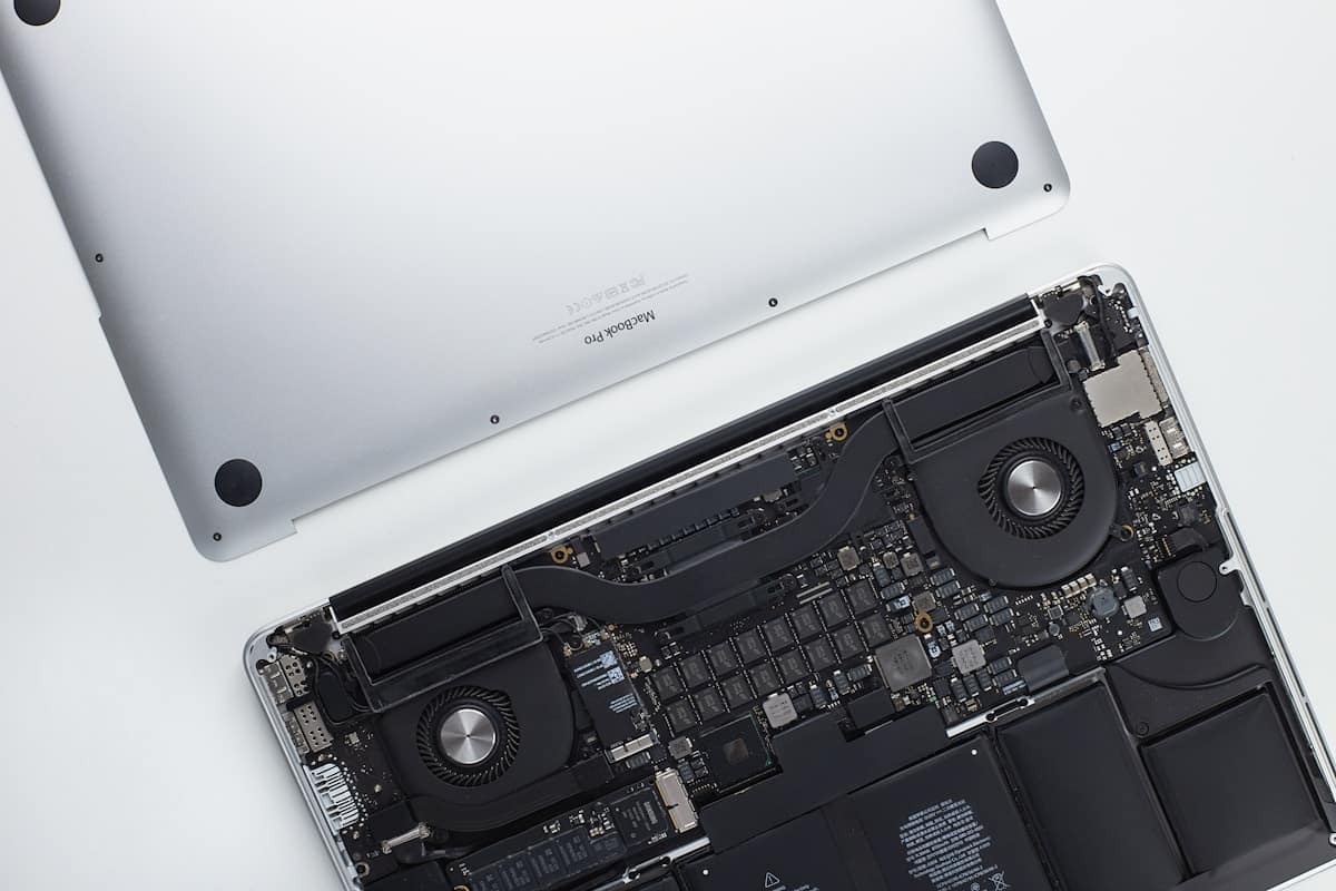 Laptop negra funcionando con sistema operativo Chrome OS Flex ligero y rapido
